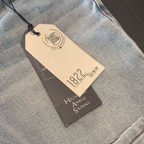 BNWT 1822 Button Fly light wash ankle jeans - Picture 3 of 4